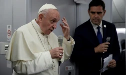 Le pape François parle aux journalistes à bord de l'avion le ramenant du Panama, le 27 janvier 2019