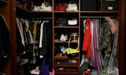 La garde-robe de Chen Rui avant d'être réorganisée par des experts du rangement, le 26 octobre 2020 à Pékin