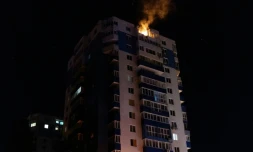 Un immeuble résidentiel endommagé est en feu à la suite d'une frappe de drone à Kharkiv le 5 juin 2025