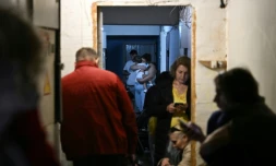 Des habitants de Kiev dans un abri pendant une attaque aérienne russe, le 23 septembre 2026