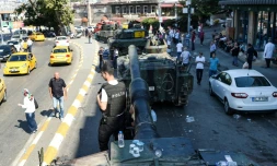 Un policier turc juché sur un tank à Istanbul, le 16 juillet 2016