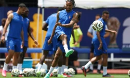 Michael Olise à l'entraßnement avec l'équipe de France lundi à la Southern Methodist University (SMU) prÚs de Dallas, au Texas, avant la demi-finale du Mondial contre l'Espagne mardi.