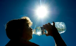 Un homme boit de l'eau à Lille, dans le nord de la France, le 24 août 2016