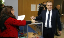 Jean Guy Talamoni (c) du parti Corse Libre vote pour élire une collectivité territoriale à Bastia, le 3 décembre 2017