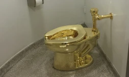 "America", le WC en or massif de l'artiste italien Maurizio Cattelan au musée Guggenheim de New York, le 15 septembre 2016