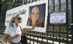 La mère de Julie Douib touche le portrait de sa fille, le 10 juin 2021, devant le Palais de justice de Bastia