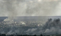 Fumée s'élevant de la ville de Severodonetsk, centre des combats entre Russes et Ukrainiens dans le Donbass, le 7 juin 2022