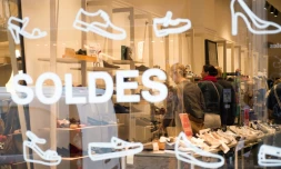 Début des soldes dans un magasin de chaussures à Lille (nord), le 28 juin 2017