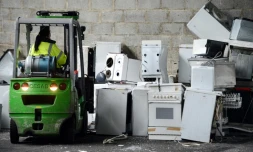 Des appareils électroménagers dans l'entreprise de recylage Retrilog appartenant à la Fondation Emmaüs, le 21 janvier 2013