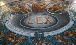 Révolution dans les palais: dÚs septembre, des "cours criminelles" vont juger des crimes à la place des assises et sans jury populaire, une innovation censée accélérer les procédures mais accusée par de nombreux professionnels d'éloigner encore plus les citoyens de la justice