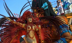 Sur cette photo prise le 24 février 2020, des membres de l'école de samba Portela défilent lors de la premiÚre nuit du carnaval de Rio au Sambadrome Marques de Sapucai à Rio de Janeiro, Brésil