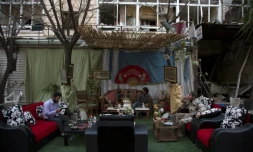 Des rebelles syriens consultent leurs messages et dialoguent avec leur famille Ă l'occasion de la trĂȘve, le 2 mars 2016 Ă Alep