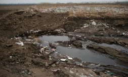 Le sol infiltré d'effluents  à proximité d'une ferme géante le 3 mai 2016 à Gannan en Chine