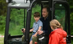 Le prince William et son fils, le prince Louis, participent à la journée de bénévolat "Big Help Out" auprès de scouts, le 8 mai 2023 à Slough, à l'ouest de Londres