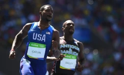 L'Américain Justin Gatlin (g) à l'issue de sa série du 100 m, aux JO de Rio le 13 août 2016