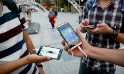 De jeunes Iraniens jouent à Pokémon Go, le 3 août 2016 à Téhéran