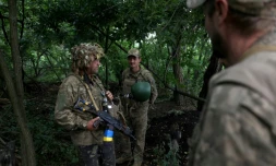 Des artilleurs ukrainiens sur la ligne de front près de la ville de Bakhmout dans l'est de l'Ukraine