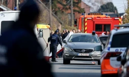 Des policiers sur le site oĂč une voiture a foncĂ© dans une foule se rendant Ă un carnaval, faisant six morts, Ă StrĂ©py-Bracquegnies en Belgique le 20 mars 2022