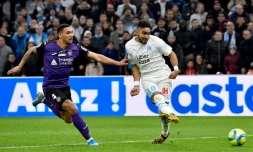Le maître à jouer de Marseille Dimitri Payet (d) poursuivi par le défenseur norvégien de Toulouse Ruben Gabrielsen, le 8 février 2020 au Stade Vélodrome  