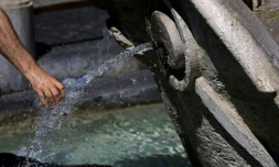Une fontaine sur la Piazza di Spagna à Rome, le 23 juillet 2017