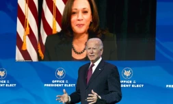 Le président américain élu Joe Biden et la vice-présidente élue Kamala Harris (sur l'écran), le 16 décembre 2020 à Wilmington