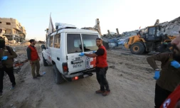 Une voiture du Comité international de la Croix-Rouge s'apprête à récupérer le corps d'un otage à Beit Lahia, dans le nord de la bande de Gaza, le 3 décembre 2025