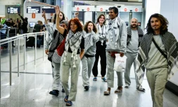 Des militants français, détenus et expulsés par Israël après l'interception de la flottille pour Gaza, arrivent à l'aéroport Roissy-Charles-de-Gaulle, le 22 mai 2026, au nord de Paris