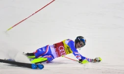 Le Français Clement Noël chûte lors de la seconde manche du slalom de la Coupe du monde de ski alpin à Madonna di Campiglio en Italie le 22 décembre 2021