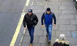 Photographie fournie par la police britannique le 5 septembre 2018 et prise le 4 mars 2018 dans une rue de Salisbury montrant Alexander Petrov (D) et Ruslan Bochirov recherchés dans l'affaire Skripal d'empoisonnement au Novitchok