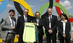 Le ministre français des Sports, Patrick Kanner, le président du comité olympique brésilien, Carlos Arthur Nuzman, le président François Hollande, le coprésident de Paris 2024, Bernard Lapasset et la maire de Paris, Anne Hidalgo, devant les anneaux olympiques le 4 août 2016 à Rio de Janeiro