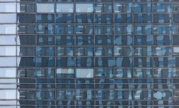 La façade vitrée d'un immeuble du quartier d'affaires de la Défense à Courbevoie, à l'ouest de Paris, le 25 mars 2025