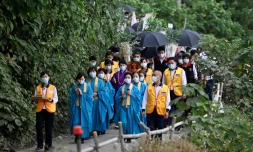 Les proches des victimes décédées dans la catastrophe ferroviaire ont prié sur le lieu de l'accident, prÚs de la ville de cÎtiÚre de Hualien, à Taïwan le samedi 3 avril 2021.