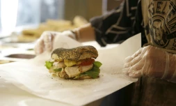 Les gérants d'un restaurant Bagelstein, dont la vitrine a été taguée du mot "juden" ("juifs" en allemand) en jaune à Paris, ont déposé plainte