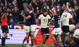 Les joueurs de l'équipe de France célÚbrent leur victoire (30-29) à la fin du match d'automne des Nations Series entre la France et la Nouvelle-Zélande au Stade de France à Saint-Denis, le 16 novembre 2024