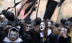 Des "pleureuses" et "pleureurs" commémorent la mort de Shakespeare à Gdansk, en Pologne, le 23 avril 2016