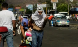 Deux pillards s'enfuient d'un supermarché à Managua, le 22 avril 2018