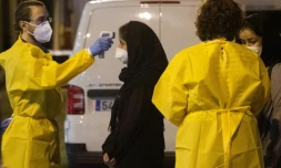 Des soignants accueillent les Afghans rapatriés en Espagne à l'aéroport de Torrejon de Ardoz, près de Madrid le 19 août 2021