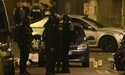 Une victime étendue par terre, rue Bichat, après les attaques à Paris, le 14 novembre 2015