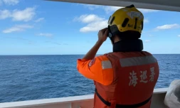 Cette photo fournie le 29 décembre 2025 par les garde-côtes taïwanais montre un agent observant un navire chinois, naviguant à 23 milles marins au nord-ouest de l'îlot Pengjia, au nord de Taïwan