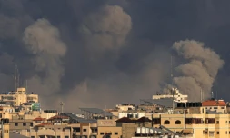 Des nuages de fumée s'élèvent au-dessus de Gaza après des frappes israéliennes sur la ville, le 10 octobre 2023
