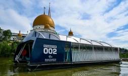 La péniche "Interceptor", qui récupère des déchets à l'embouchure d'un fleuve, le 17 décembre 2019 à Klang, en Malaisie