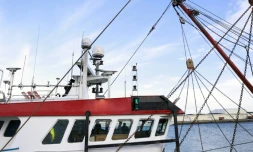Photographie du 29 octobre 2021 d'un chalutier britannique dĂ©routĂ© au Havre par les autoritĂ©s françaises, dont le capitaine est suspectĂ© d'avoir pĂȘchĂ© plus de deux tonnes de coquilles Saint-Jacques sans licence