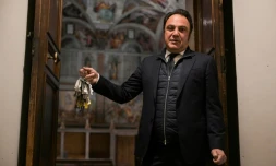 Le gardien Gianni Crea et son trousseau de 2.797 clés à l'entrée de la Chapelle Sixtine lors d'une visite privée nocturne des musées du Vatican, le 13 février 2024
