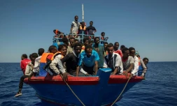 Des migrants attendent d'être secourus par le navire Aquarius en Méditerranée, à 30 milles nautiques de la côte libyenne, le 2 août 2017