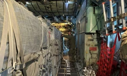 Cargaison d'aide humanitaire destinée à être larguée au-dessus de la bande de Gaza, à bord d'un Hercules C-130, sur la base aérienne de Zarqa, en Jordanie, le 30 juillet 2025. Prise pendant une visite organisée par l'armée jordanienne 