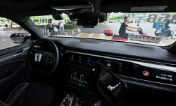 Le tableau de bord d'un taxi sans chauffeur du projet "Apollo Go" du géant technologique chinois Baidu dans une rue de Wuhan, le 1er août 2024 dans la province chinoise du Hubei