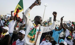 Des sympathisants de Bassirou Diomaye Faye, candidat de l'opposition à la présidentielle au Sénégal, à Mbour le 22 mars 2024