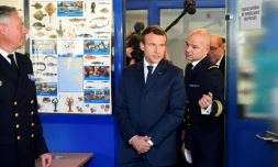 Emmanuel Macron visitant le Centre régional opérationnel de surveillance et de sauvetage atlantique à Etel, dans le Morbihan, le 1er juin 2017