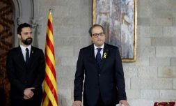 Le nouveau président catalan Quim Torra (d) prête serment à Barcelone, le 17 mai 2018