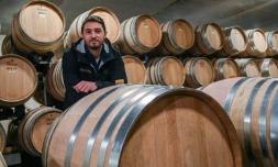 Michaël Gerin, 33 ans, qui gÚre le domaine Jean-Michel Gerin à Ampuis (RhÎne) avec son frÚre, pose le 25 novembre 2020
